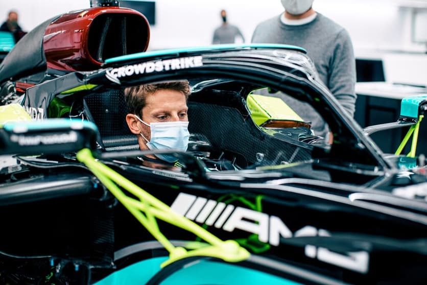 Romain Grosjean já fez o molde do banco para o W10 (Foto: Mercedes)