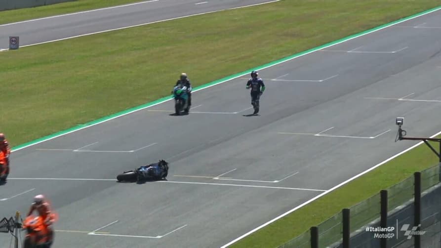 Enea Bastianini caiu antes mesmo da largada em Mugello (Foto: Reprodução/MotoGP)