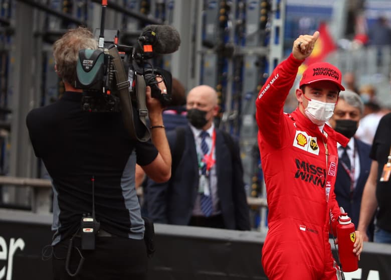 Charles Leclerc celebra a pole no GP de Mônaco (Foto: Beto Issa)