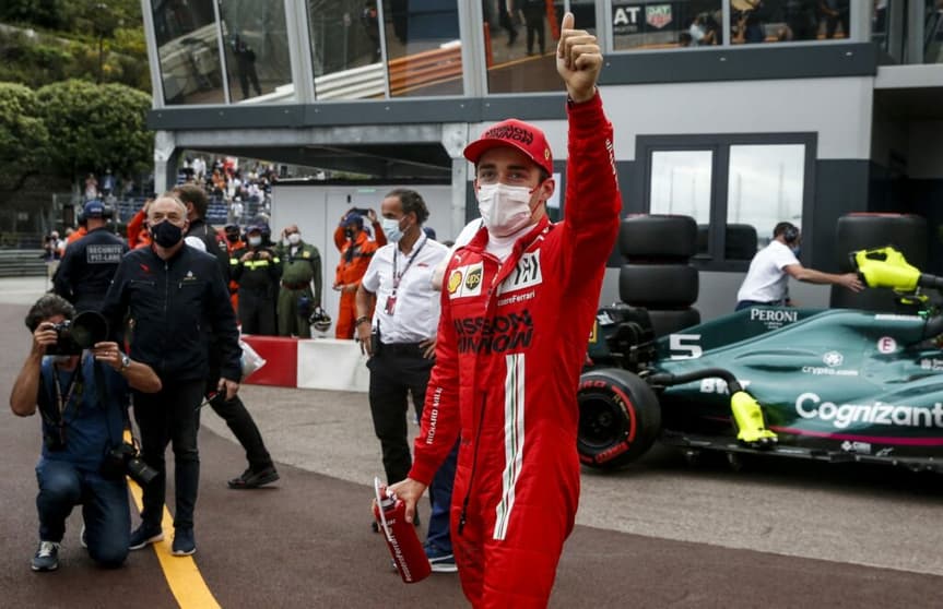 Após anotar a pole-position do GP de Mônaco e bater no guard-rail, Leclerc cumprimentou os fãs (Foto: Ferrari)