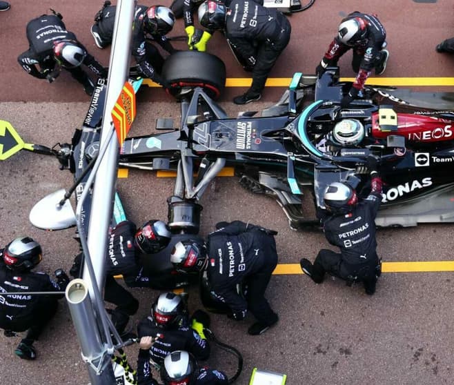 Valtteri Bottas viveu momentos de agonia em seu pit-stop no GP de Mônaco (Foto: Mercedes)