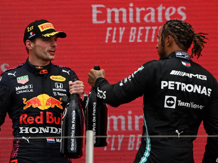 Max Verstappen e Lewis Hamilton brigam pelo título de 2021 da Fórmula 1 (Foto: AFP)