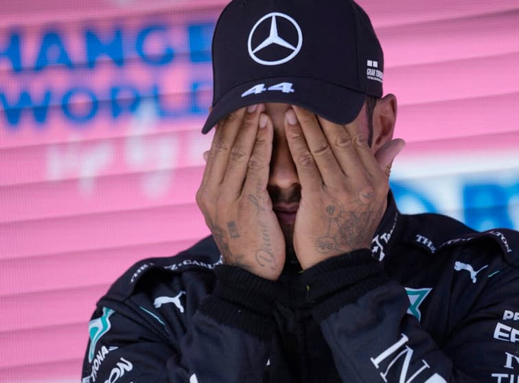 Lewis Hamilton cobrou a Mercedes por atualizações no W12 para lutar contra a Red Bull pelo título (Foto: AFP)