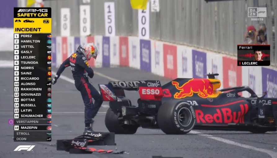 Max Verstappen se desespera com o acidente sofrido no fim do GP do Azerbaijão (Foto: Reprodução)