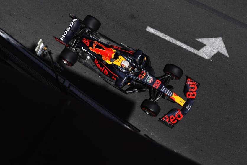Max Verstappen teve motivos demais para lamentar neste sábado em Baku (Foto: Red Bull) 