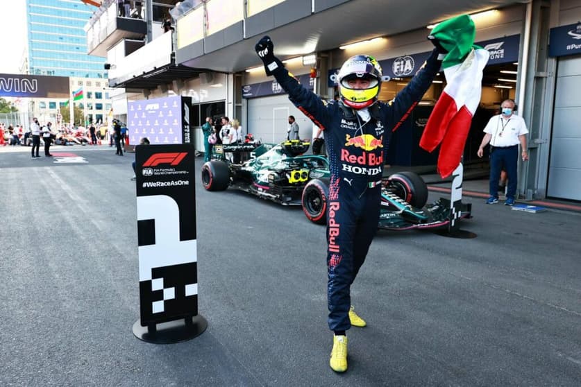 Com a bandeira mexicana, Sergio Pérez celebrou sua primeira vitória pela Red Bull, a segunda em sua carreira na Fórmula 1 (Foto: Red Bull Pool Content/ Getty Images)