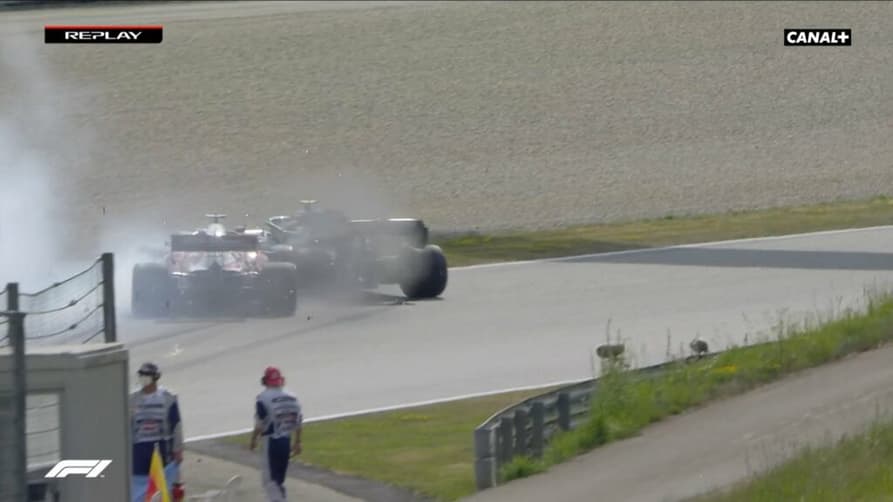 Outro ângulo da batida entre Kimi Räikkönen e Sebastian Vettel na Áustria (Foto: Reprodução)
