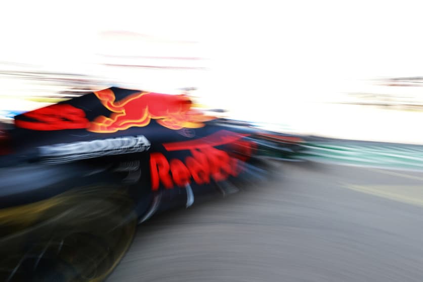 Max Verstappen quer focar na pista, mas ainda não deixou acidente para trás (Foto: Mark Thompson/Getty Images/Red Bull Content Pool)