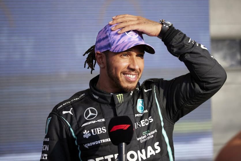 Lewis Hamilton celebra o melhor tempo na classificação do GP da Inglaterra (Foto: Mercedes)