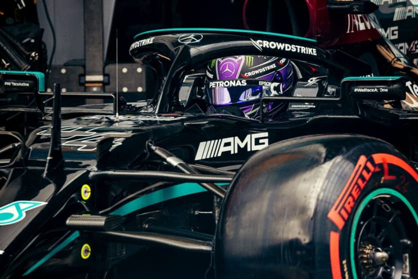 Lewis Hamilton sofre para acompanhar Max Verstappen (Foto: Mercedes)