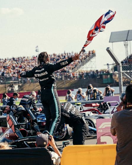 Lewis Hamilton não se conteve ao comemorar a oitava vitória em Silverstone, a 99ª da carreira (Foto: Mercedes)