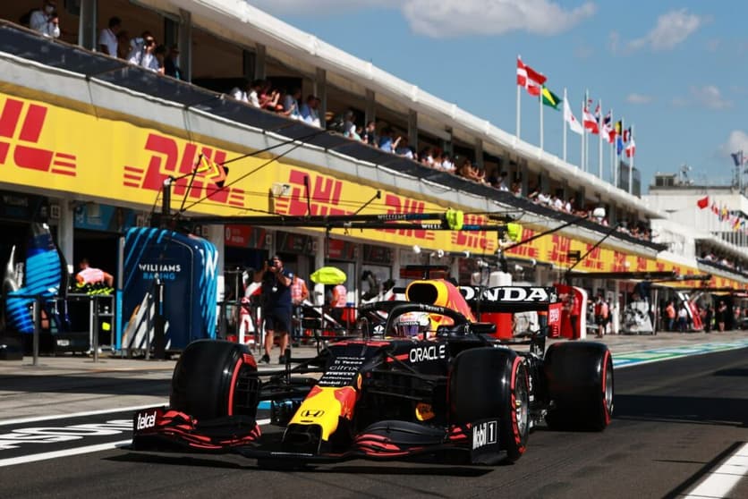 Max Verstappen não aprovou as vaias ao rival Hamilton (Foto: Red Bull Content Pool)