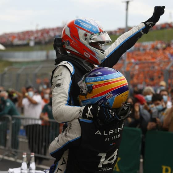 Alonso celebra vitória de Ocon (Foto: AFP)
