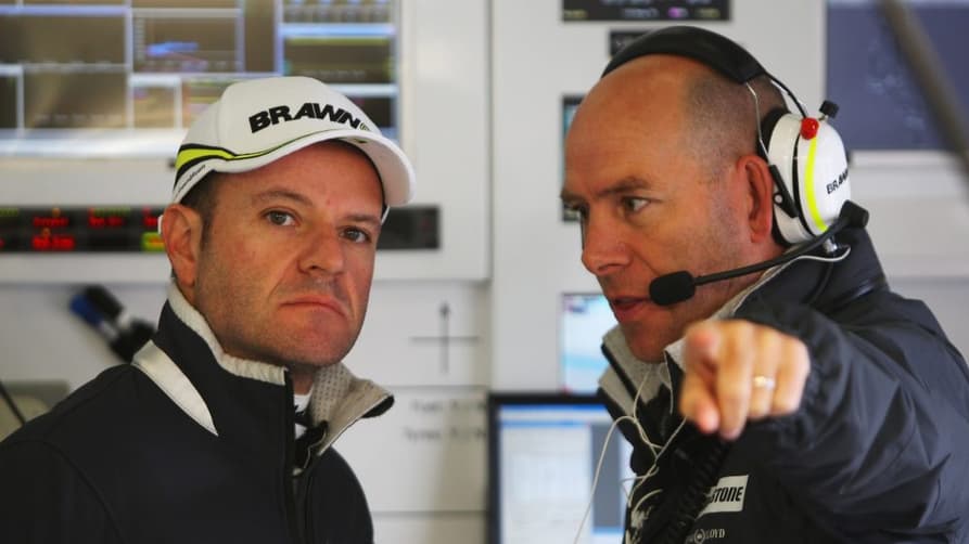 Rubens Barrichello com o antigo engenheiro Jock Clear (Foto: Reprodução/F1)