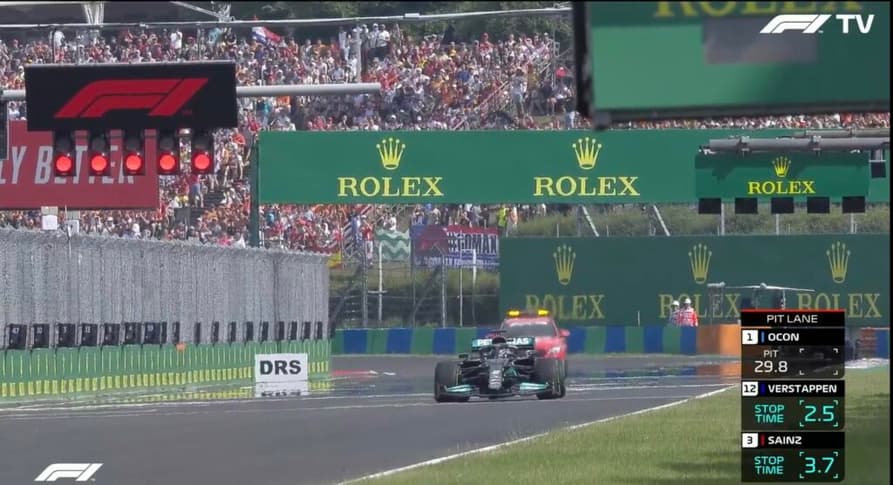 Inacreditável! Hamilton alinhou sozinho no grid para a relargada na Hungria (Foto: Reprodução)