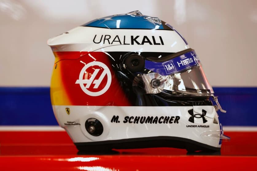 Mick Schumacher homenageia o pai com o capacete alusivo à estreia do heptacampeão há 30 anos (Foto: Haas F1 Team)