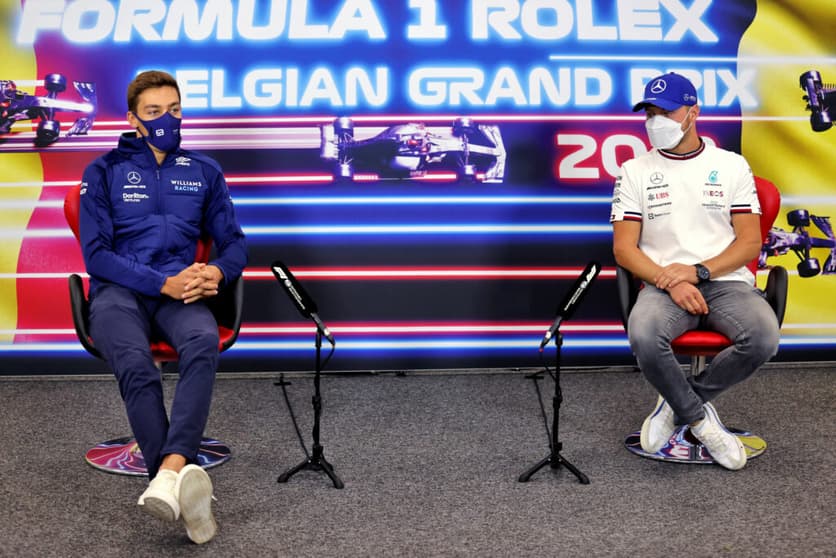 Bottas e Russell lado a lado na coletiva da FIA (Foto: Reprodução/Twitter)