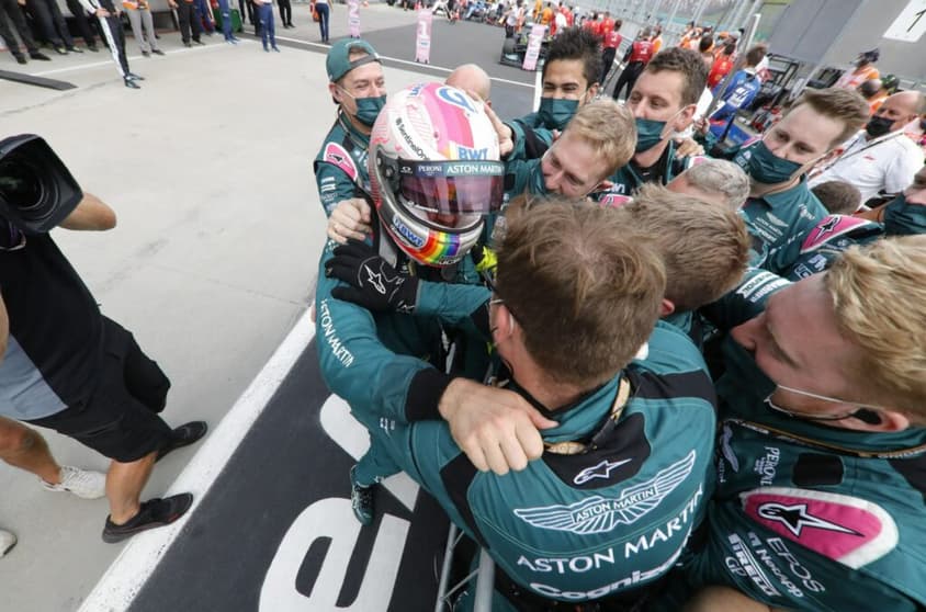 A festa de Sebastian Vettel com a equipe após garantir o segundo lugar na Hungria. Antes da desclassificação, claro (Foto: Aston Martin)