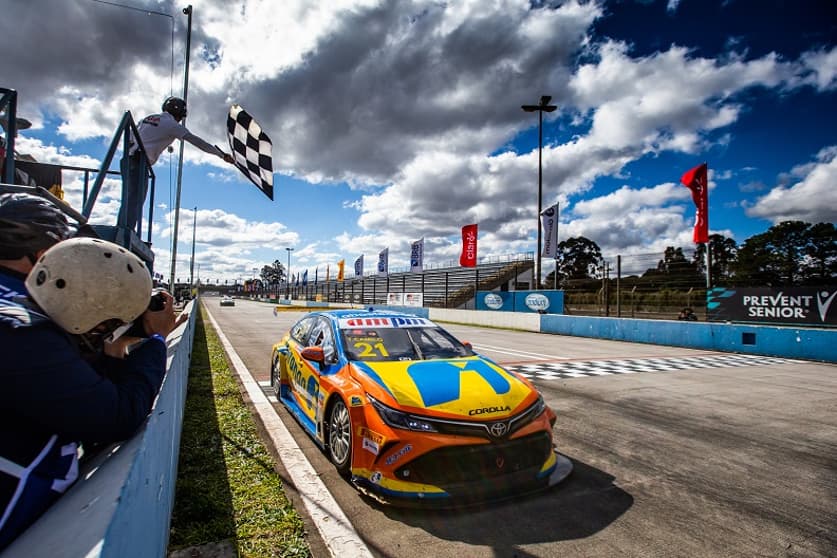 Thiago Camilo foi o primeiro a ver a bandeira quadriculada na corrida 2 da Stock Car em Curitiba (Foto: Carsten Horst/Hyset)