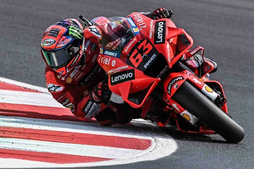 Francesco Bagnaia vai largar na pole pela terceira vez na MotoGP (Foto: AFP)