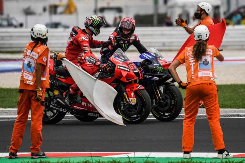 Fabio Quartararo e Francesco Bagnaia são os dois primeiros na classificação da MotoGP (Foto: AFP)