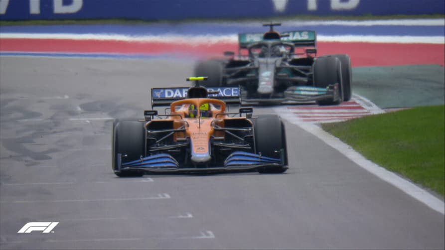 Lando Norris e Lewis Hamilton travaram a grande luta pela vitória na Rússia (Foto: Fórmula 1/Twitter)
