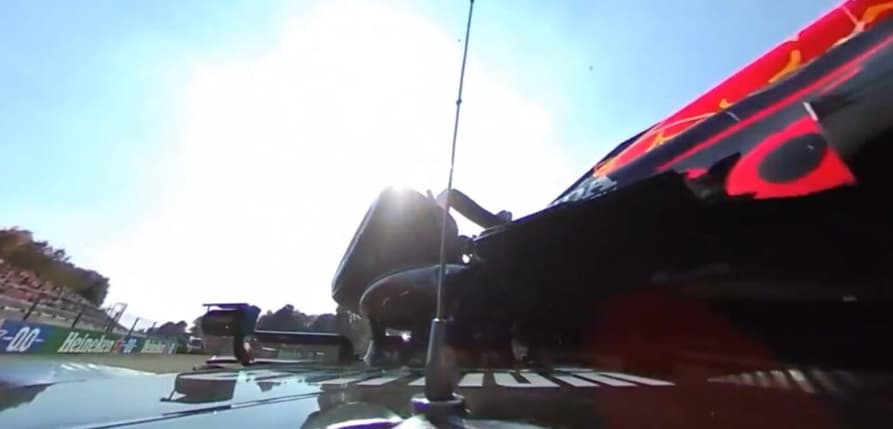 Câmera no carro de Hamilton mostra momento em que Verstappen bate em sua cabeça (Vídeo: F1)