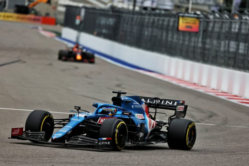 Fernando Alonso durante a disputa do GP da Rússia; piloto foi criticado por manobra (Foto: Alpine)