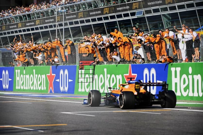 Mecânicos da McLaren se aglomeram na grade em vitória de Daniel Ricciardo em Monza (Foto: McLaren)