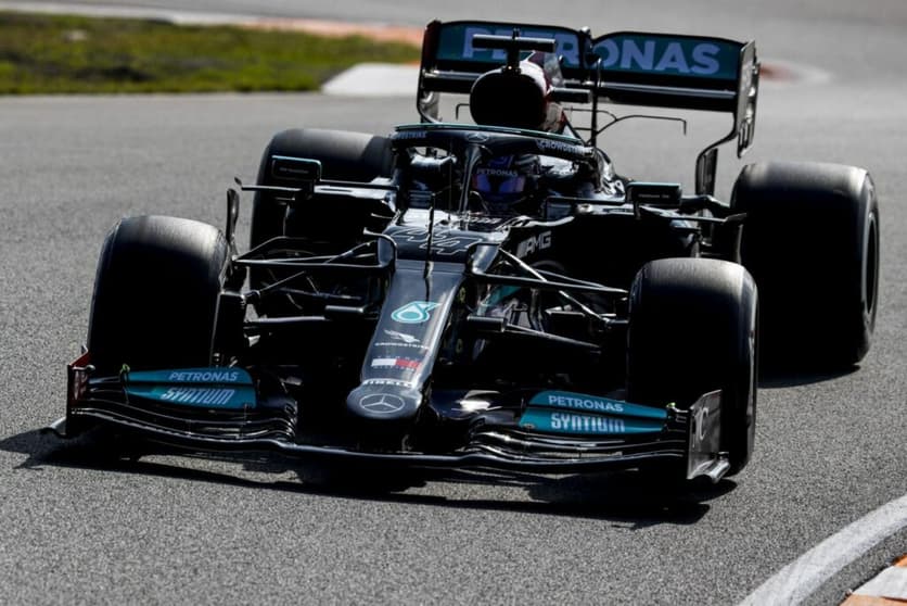 Lewis Hamilton larga na primeira fila, atrás de Max Verstappen (Foto: Mercedes)