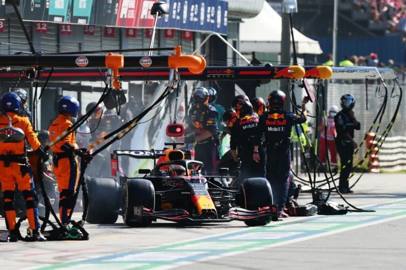 Max Verstappen teve um pit-stop tortuoso no GP da Itália (Foto: Red Bull Pool Content/Getty Images)