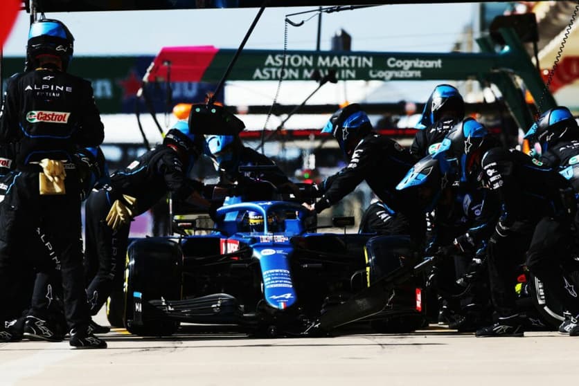 Alonso abandonou com problemas na asa traseira (Foto: Peter Fox/AFP)