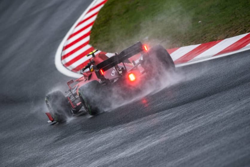 Sainz se destacou pelos dotes na pista molhada nos GPs da Rússia e Turquia (Foto: Ferrari)
