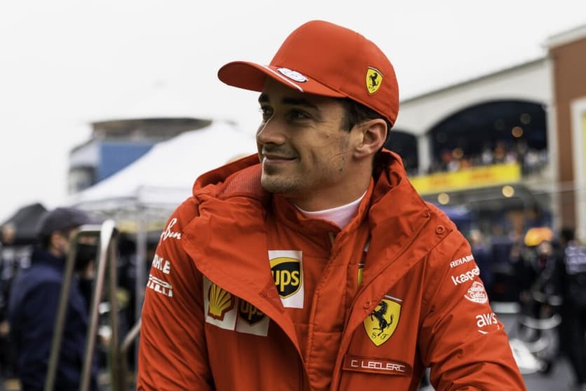 Charles Leclerc é ótimo piloto, faz dupla equilibrada com Carlos Sainz Jr., mas não faz uma temporada de destaque (Foto: Ferrari)