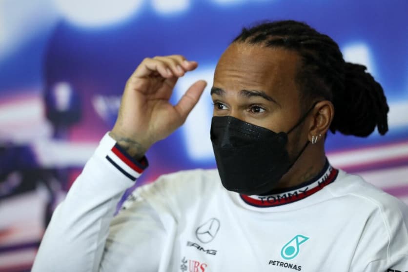 Lewis Hamilton vê a situação em 2021 cada vez mais difícil (Edgard Garrido/AFP)