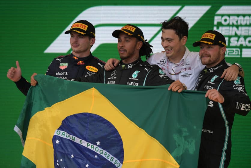 Lewis Hamilton fez a festa com a bandeira brasileira (Foto: Carl de Souza/AFP)