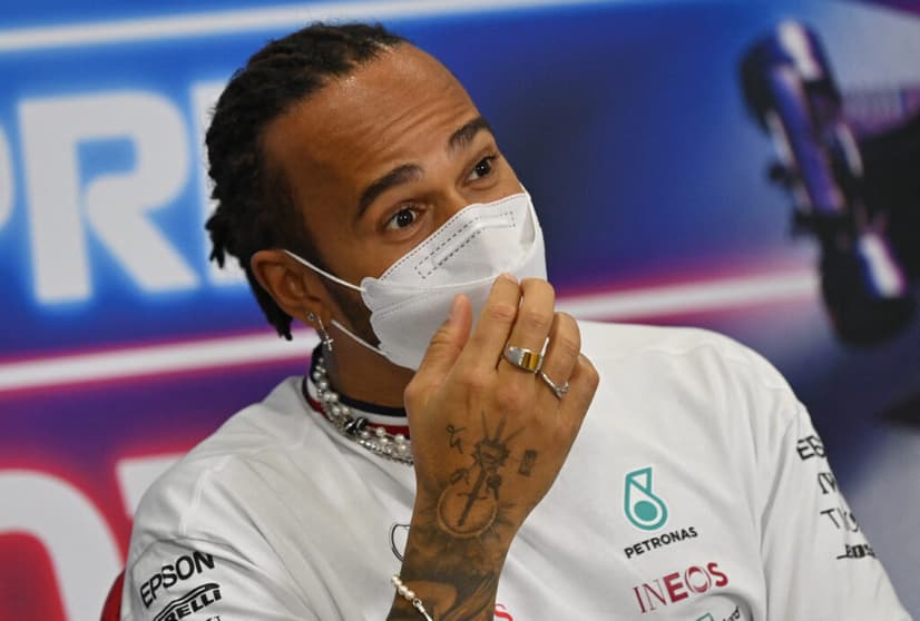 Lewis Hamilton criticou as insinuações do chefe da Red Bull (Foto: Andrej Isakovic/AFP)