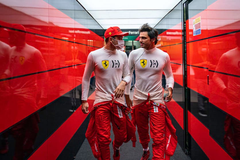 Charles Leclerc e Carlos Sainz têm boa relação na Ferrari (Foto: Scuderia Ferrari)
