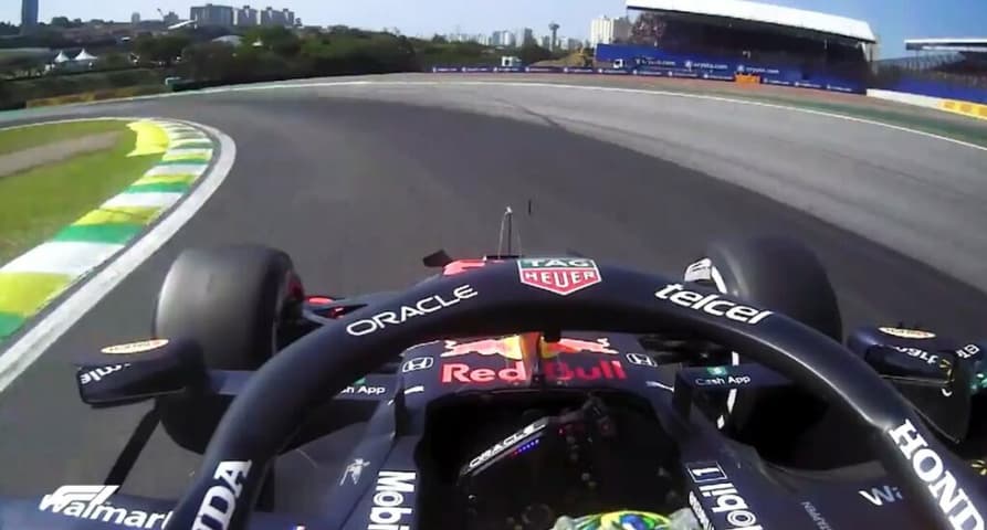 Max Verstappen joga Lewis Hamilton para fora da pista em disputa pela liderança em SP (Foto: Reprodução)