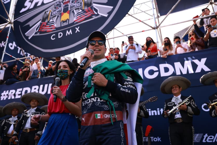 O mariachi Sergio Pérez agradeceu ao público enorme no Paseo de la Reforma (Foto: Red Bull Content Pool)