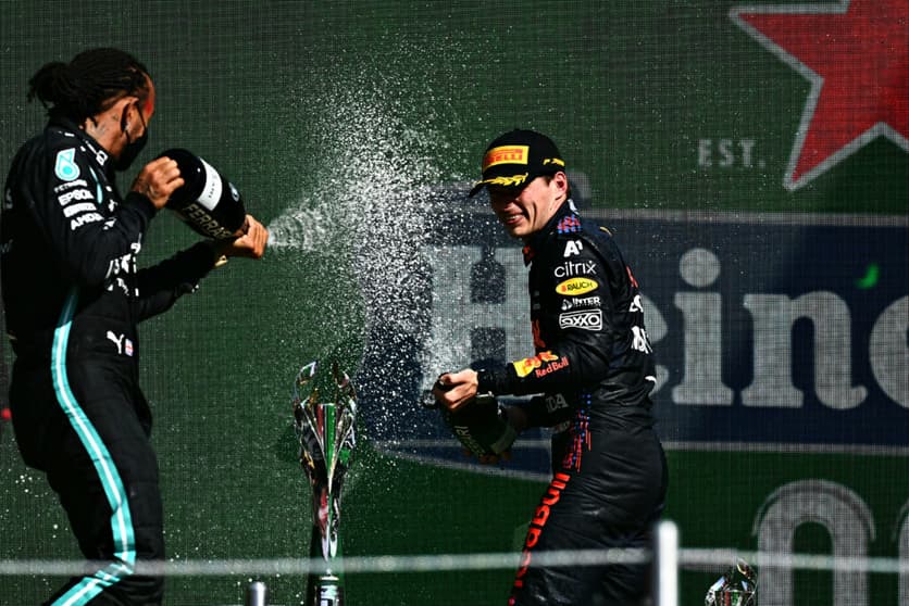 Max Verstappen e Lewis Hamilton no pódio do GP do México (Foto: Clive Mason/Getty Images/Red Bull Content Pool)