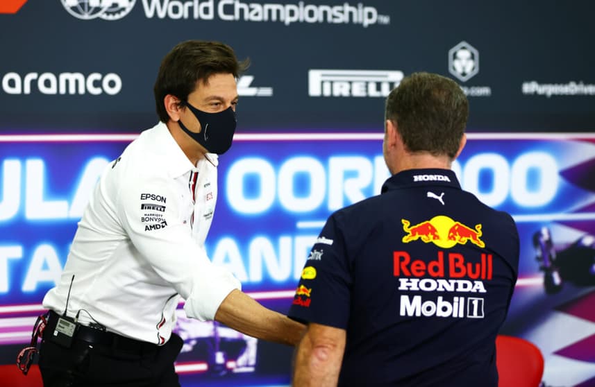 A treta não tem fim entre Mercedes e Red Bull (Foto: Dan Istitene/Getty Images/Red Bull Content Pool)