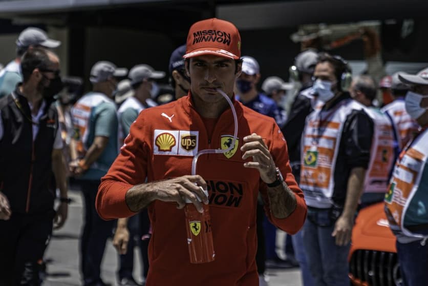 Carlos Sainz diz que áreas de brita evitariam incidentes como o de Hamilton e Verstappen no Brasil (Foto: Ferrari)
