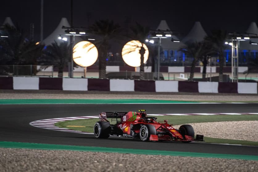 Carlos Sainz larga em sétimo (Foto: Ferrari)