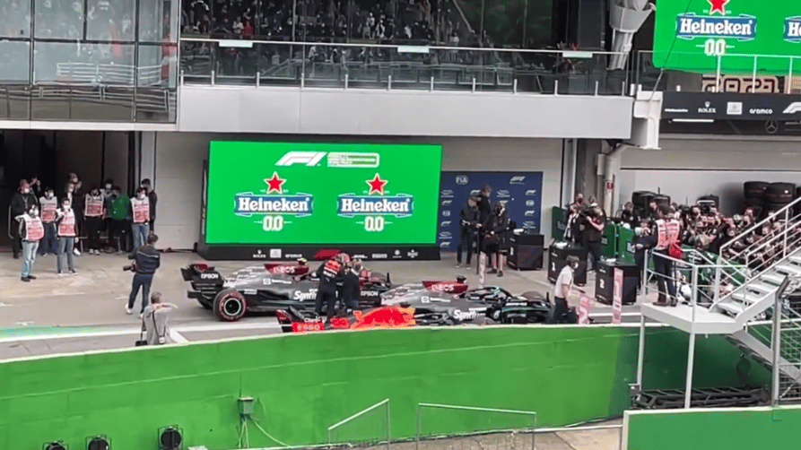 Vídeo flagra Verstappen checando asa traseira do carro de Hamilton depois da classificação (Foto:  Reprodução)