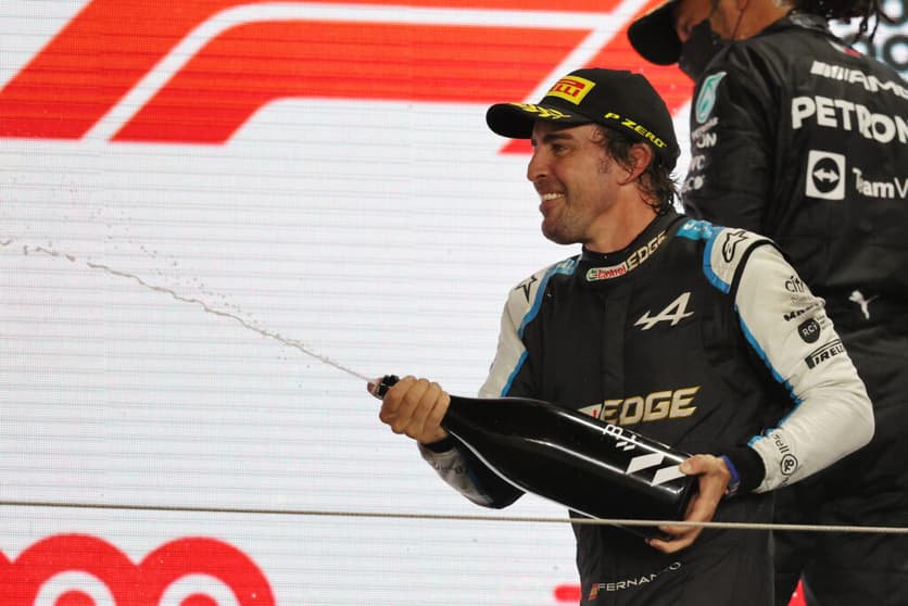 Fernando Alonso festejou um pódio histórico para sua carreira no Catar (Foto: Alpine)