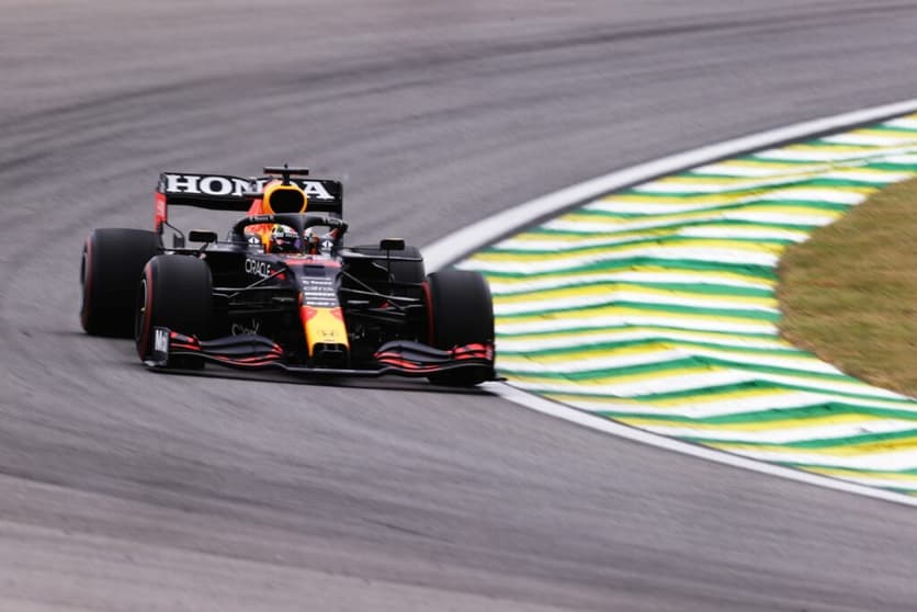 Max Verstappen acelera sua Red Bull durante a classificação desta sexta-feira (Foto: Getty Images/Red Bull Content Pool)