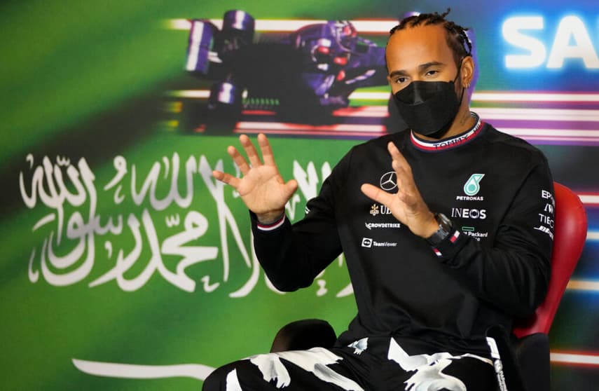 Hamilton pediu para que a FIA divulgue resultados de investigação (Foto: Hassan Ammar/AFP)