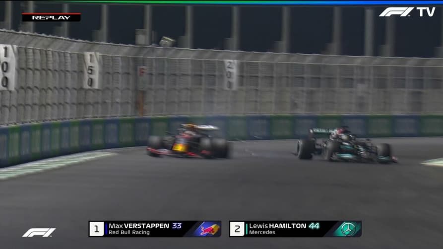 Max Verstappen freou forte na frente do carro de Hamilton, que não conseguiu evitar a batida em Jedá (Foto: Reprodução)