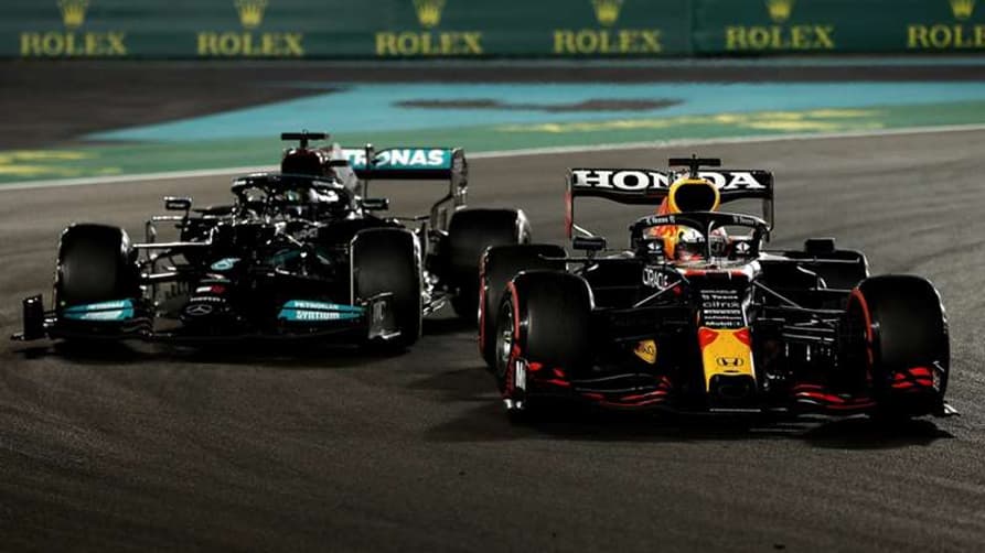 Verstappen e Hamilton travaram intenso duelo em 2021 (Foto: AFP)